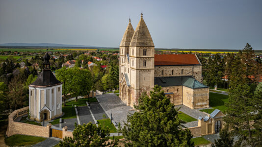 Befejeződött a 800 éves, román kori jáki templom felújítása