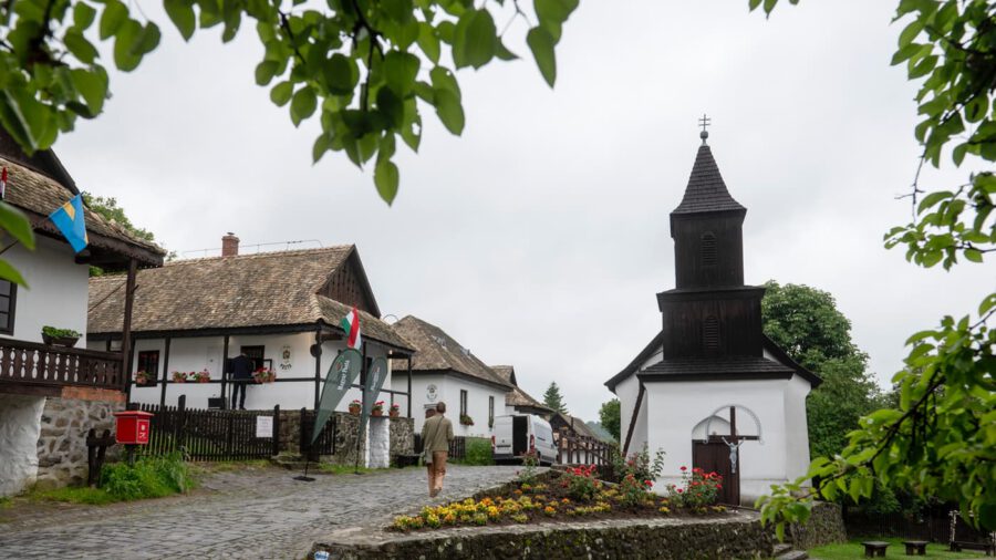 Új kulturális és turisztikai attrakció Hollókőn: megnyílt a Múzeumposta