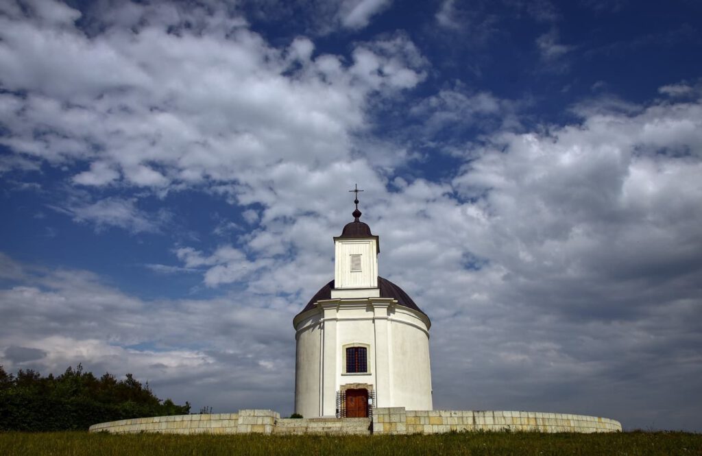 A tarcali Szent Teréz-kápolna: a barokk építészet csodája a Tokaji Borvidéken