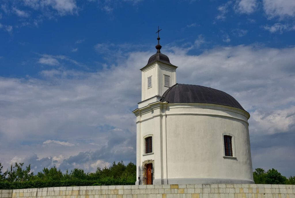 A tarcali Szent Teréz-kápolna: a barokk építészet csodája a Tokaji Borvidéken