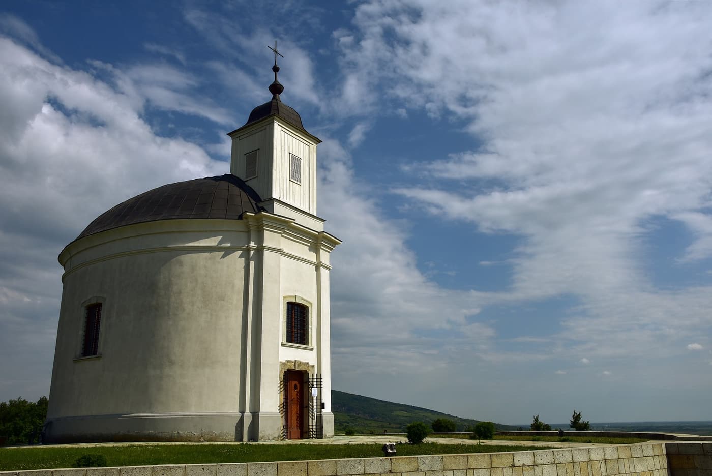 A tarcali Szent Teréz-kápolna: a barokk építészet csodája a Tokaji Borvidéken
