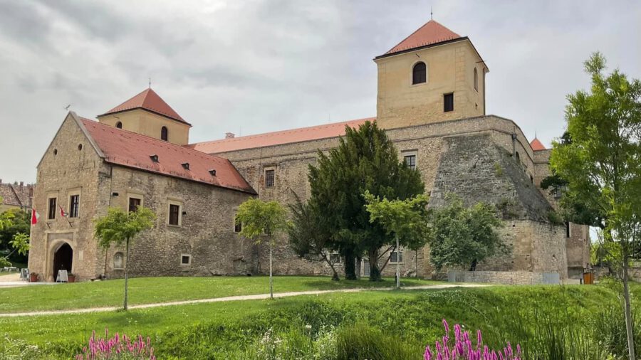 Várpalotai Thury-vár, a 600 éves erősség a Bakony lábánál