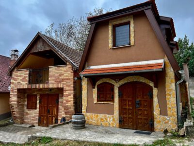 Hagyományok, borok, történelem: a Piliscsévi Pincesor bájai