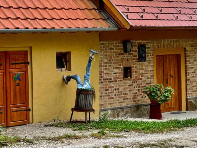Hagyományok, borok, történelem: a Piliscsévi Pincesor bájai