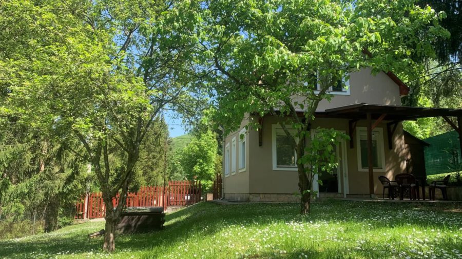 SZÁLLODÁK ÉJSZAKÁJA: fain houses Bélapátfalva körbevezetés