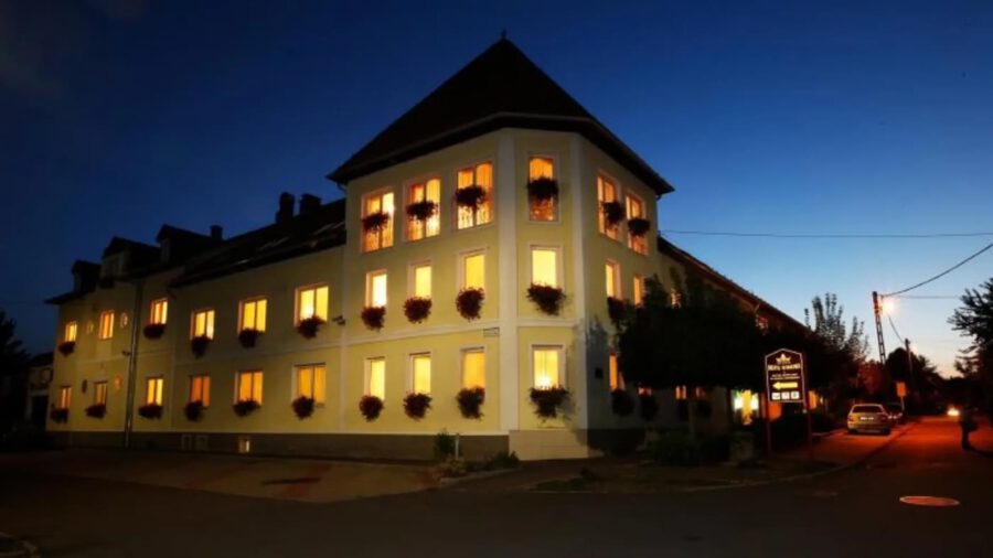 SZÁLLODÁK ÉJSZAKÁJA: Hotel Korona**** Eger - tematikus körbevezetés&borkóstoló
