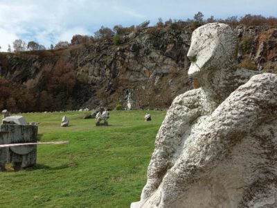 Nagyharsányi Szoborpark: művészi kaland a mészkősziklák között