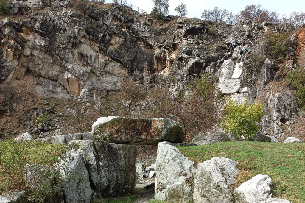 Nagyharsányi Szoborpark: művészi kaland a mészkősziklák között