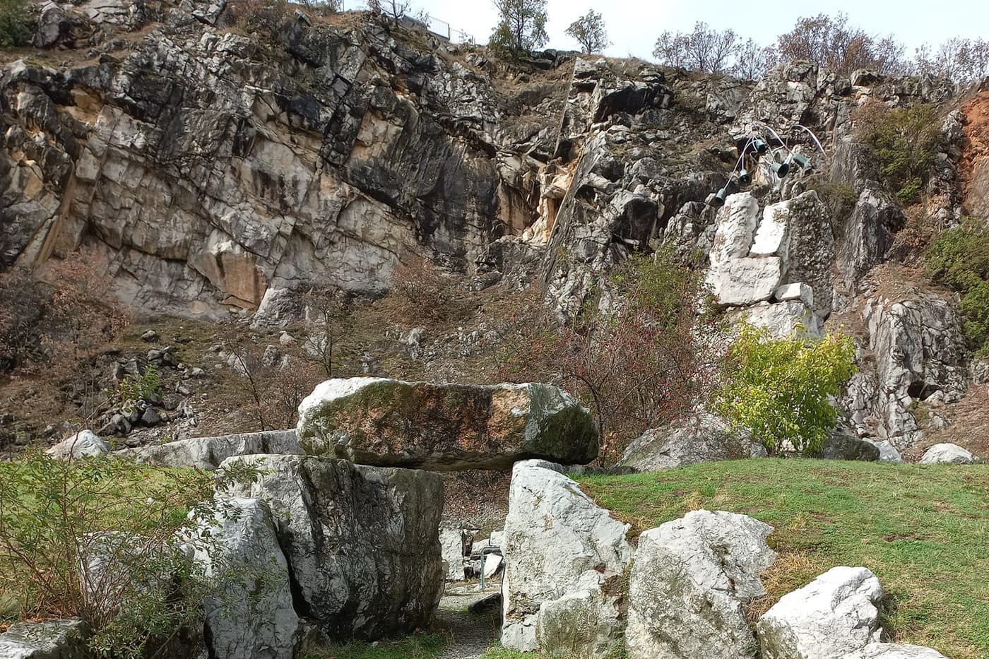 Nagyharsányi Szoborpark: művészi kaland a mészkősziklák között