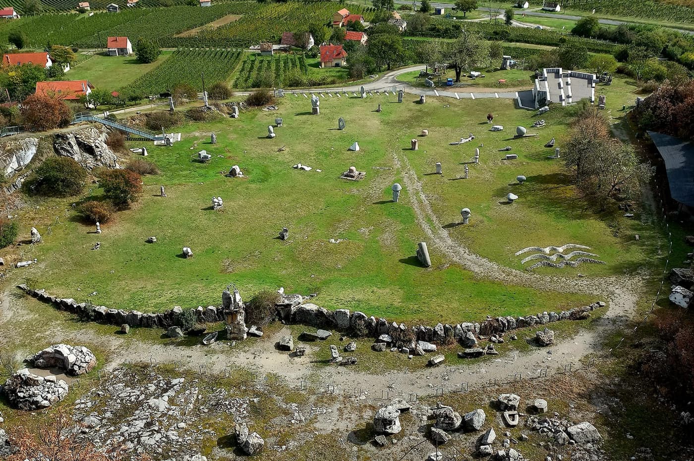Nagyharsányi Szoborpark: művészi kaland a mészkősziklák között