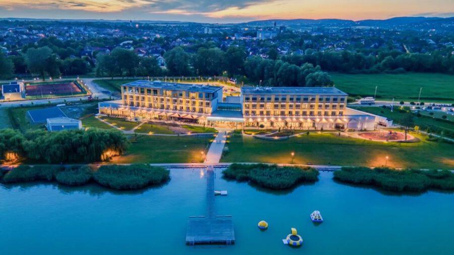 SZÁLLODÁK ÉJSZAKÁJA: Sirius Hotel**** superior Keszthely - tematikus körbevezetés, welcome drink