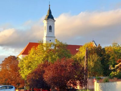 Vác ősszel – A Duna-parti város, ahol minden sarkon történelmi kincsek várnak