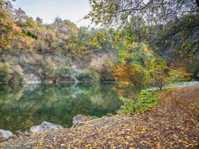 Varázslatos, ahogy az ősz körbeöleli az Apci tengerszemet