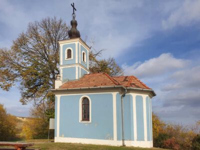 Szálka különleges kincse: az égkék Mausz-kápolna és környéke