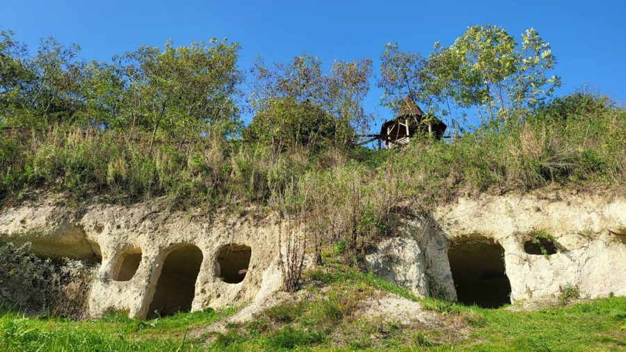 Tibolddaróc barlanglakásai: időutazás a Bükkalja rejtett kincseihez