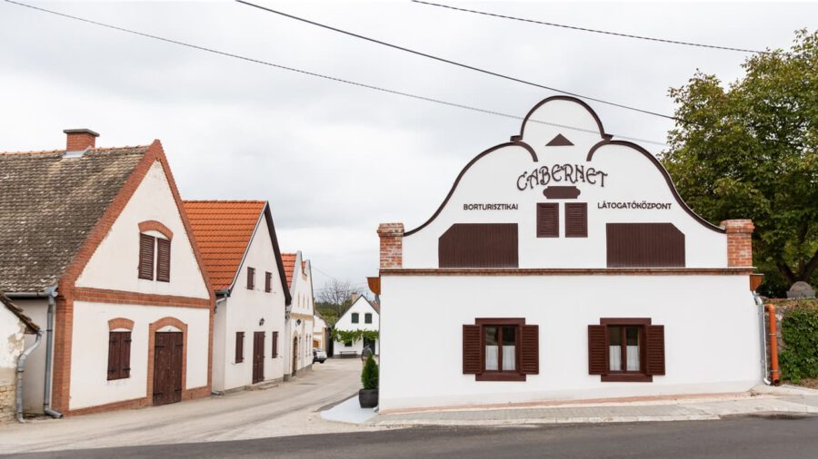 Cabernet Borturisztikai Látogatóközpont Hajós