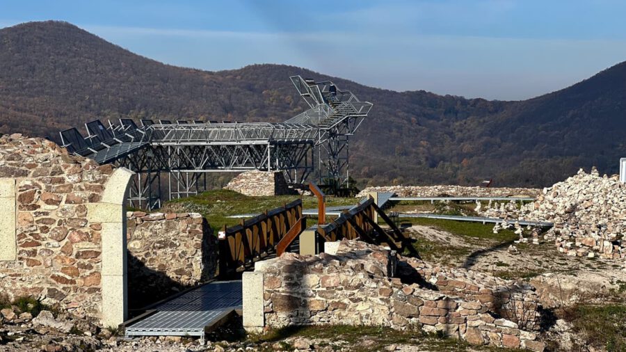 Újhely vára és a Várhegy kilátósétány: a történelem és a panoráma találkozása
