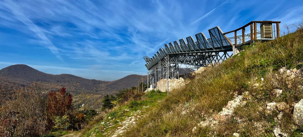 Újhely vára és a Várhegy kilátósétány: a történelem és a panoráma találkozása