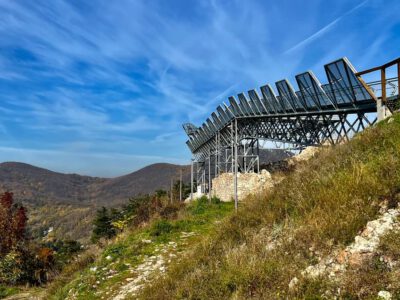 Újhely vára és a Várhegy kilátósétány: a történelem és a panoráma találkozása