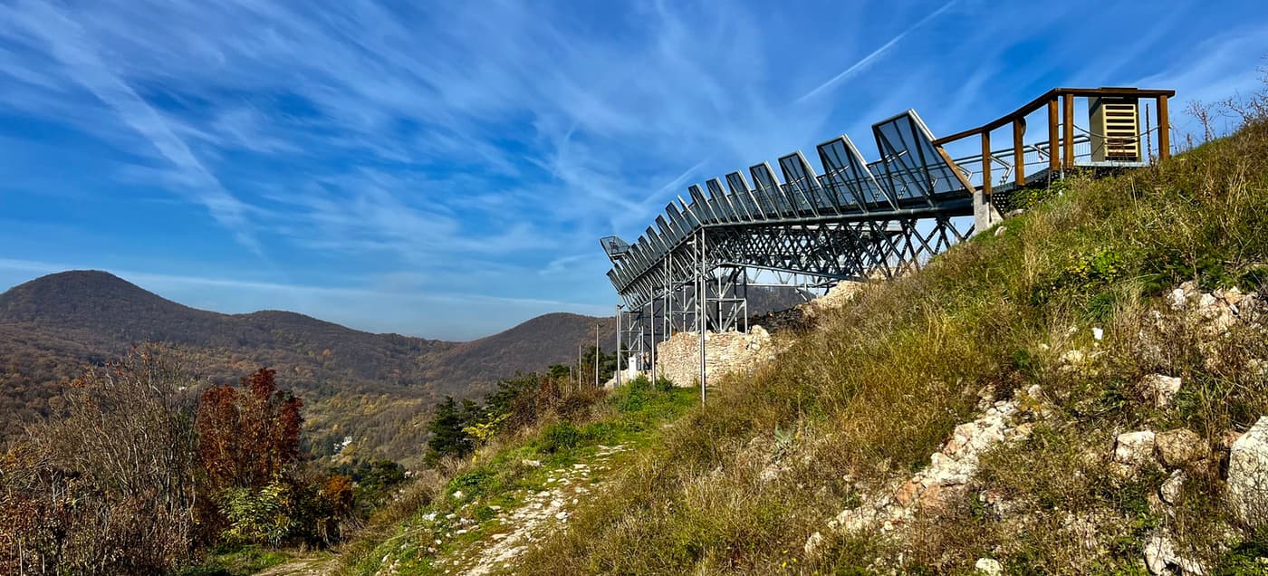 Újhely vára és a Várhegy kilátósétány: a történelem és a panoráma találkozása