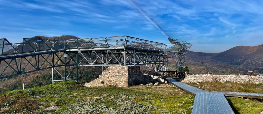Újhely vára és a Várhegy kilátósétány: a történelem és a panoráma találkozása