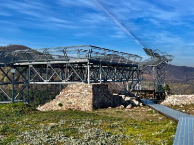 Újhely vára és a Várhegy kilátósétány: a történelem és a panoráma találkozása