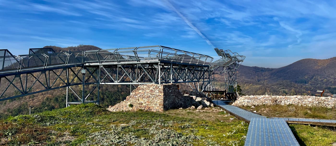 Újhely vára és a Várhegy kilátósétány: a történelem és a panoráma találkozása