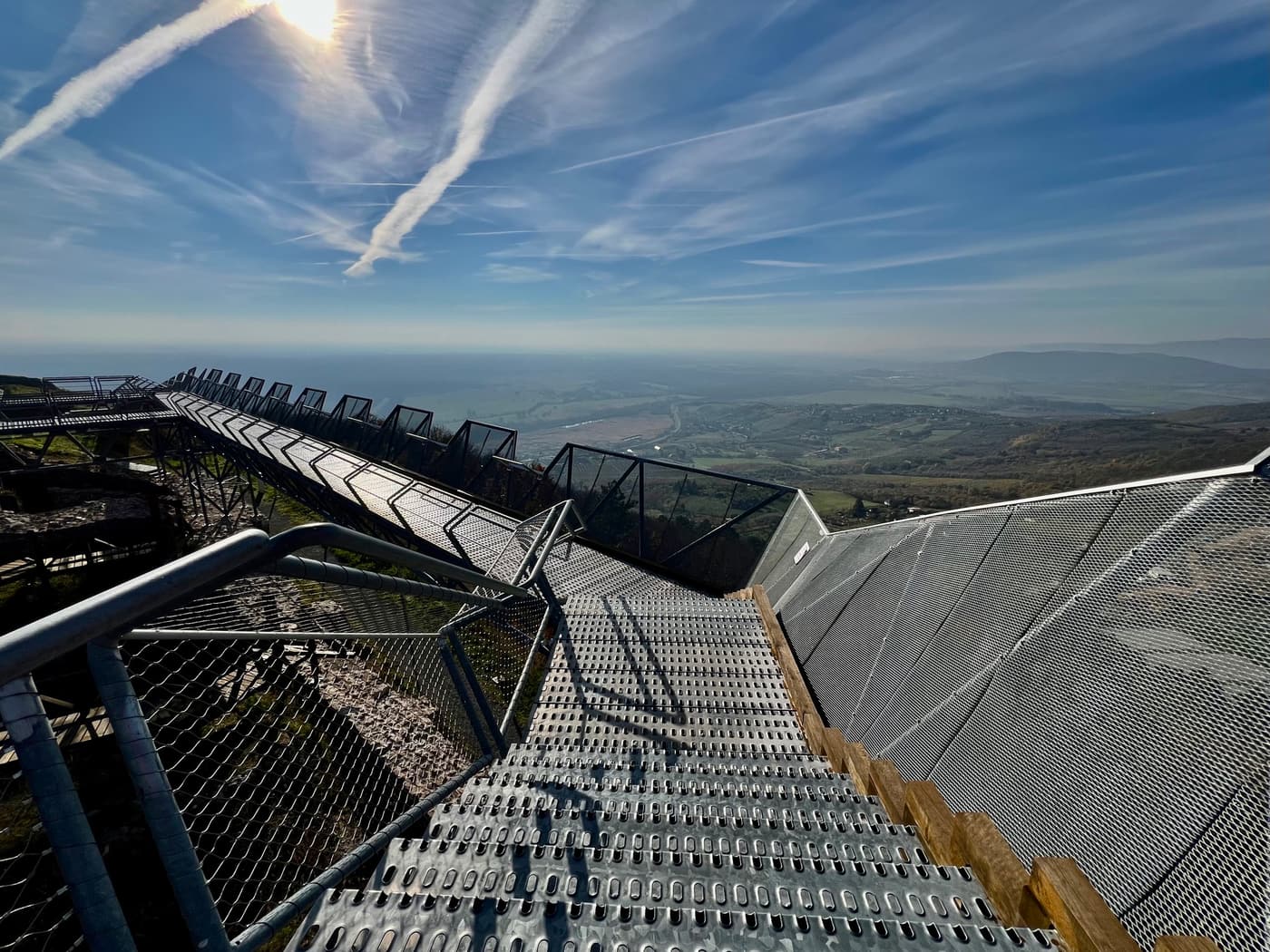 Újhely vára és a Várhegy kilátósétány: a történelem és a panoráma találkozása