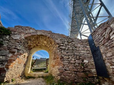 Újhely vára és a Várhegy kilátósétány: a történelem és a panoráma találkozása