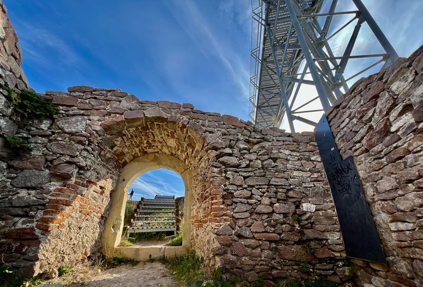 Újhely vára és a Várhegy kilátósétány: a történelem és a panoráma találkozása