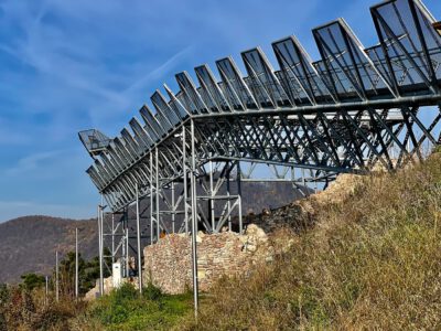 Újhely vára és a Várhegy kilátósétány: a történelem és a panoráma találkozása