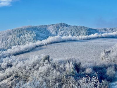 Zúzmarás dombok között: Bárna és kálváriája téli varázsa