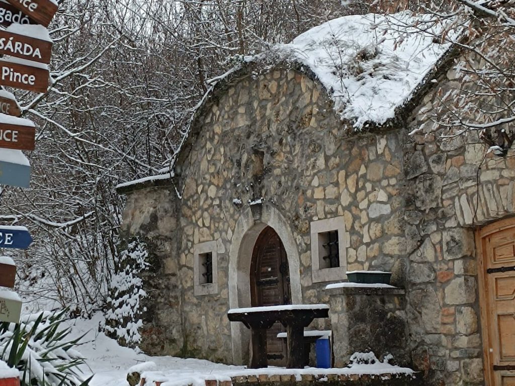 Hó alatt rejtőző történetek – a Pátyi Pincehegy varázsa télen