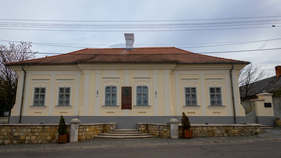 Átadták a felújított Kossuth-emlékházat Monokon