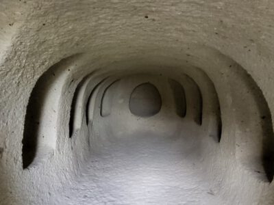 Tufába vájt időutazás – Noszvaj különleges barlanglakásai