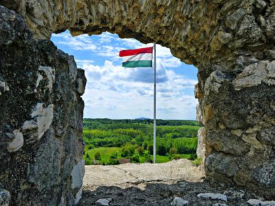 Ahol a múlt még ott él a kövek között – séta Szarvaskő várának romjaihoz