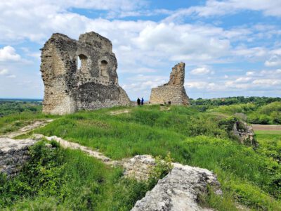 Ahol a múlt még ott él a kövek között – séta Szarvaskő várának romjaihoz
