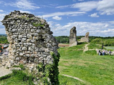 Ahol a múlt még ott él a kövek között – séta Szarvaskő várának romjaihoz