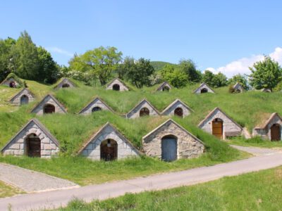 Bor és történelem Tokaj-Hegyalján: látogatás Hercegkút pincesorainál