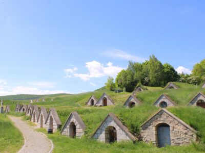 Bor és történelem Tokaj-Hegyalján: látogatás Hercegkút pincesorainál