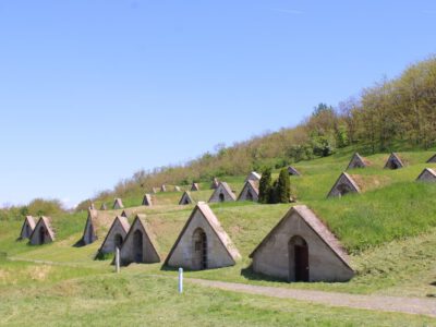 Bor és történelem Tokaj-Hegyalján: látogatás Hercegkút pincesorainál