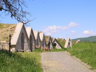 Bor és történelem Tokaj-Hegyalján: látogatás Hercegkút pincesorainál