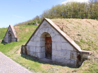 Bor és történelem Tokaj-Hegyalján: látogatás Hercegkút pincesorainál