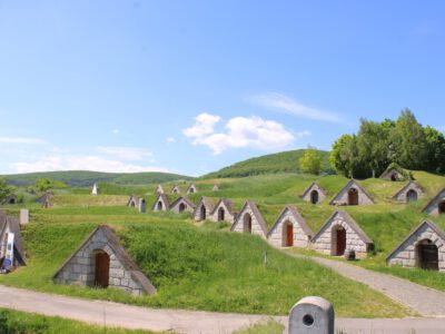 Bor és történelem Tokaj-Hegyalján: látogatás Hercegkút pincesorainál