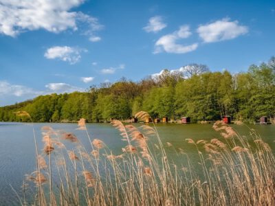 Erdők ölelésében, tavak tükrében – pihenés és túrázás a Szajki-tavaknál