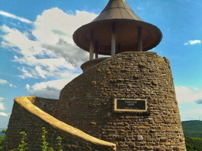 Kozmáry-kilátó: kőtorony a Mátra peremén, ahonnan lenyűgöző a panoráma