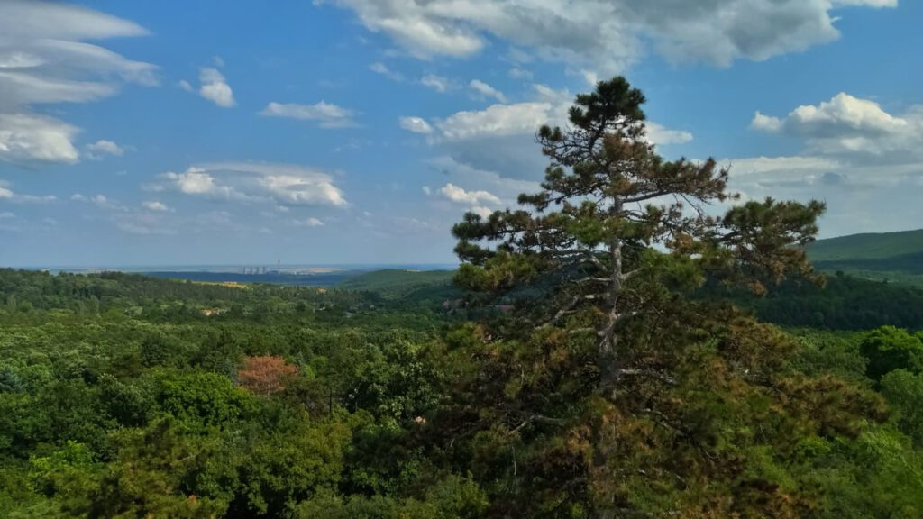 Kozmáry-kilátó: kőtorony a Mátra peremén, ahonnan lenyűgöző a panoráma
