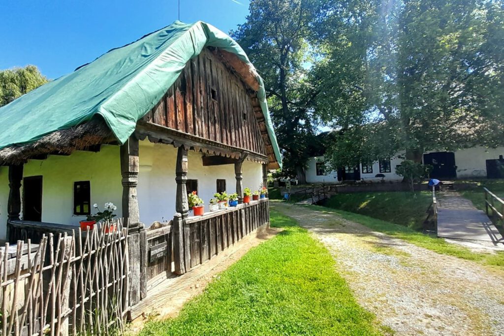 Ahol a múlt ma is él – barangolás a Szennai Skanzenben