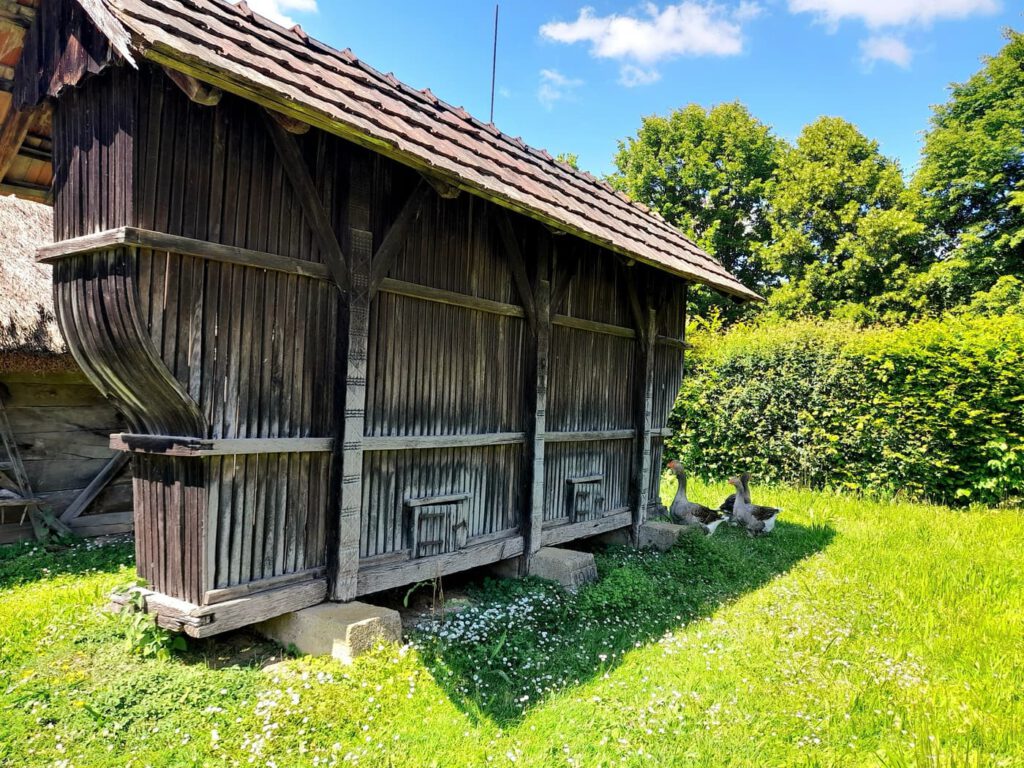 Ahol a múlt ma is él – barangolás a Szennai Skanzenben