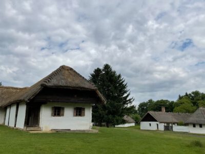 Szalmával fedett háztetők és füstöskonyhák – Séta a Vasi Múzeumfaluban
